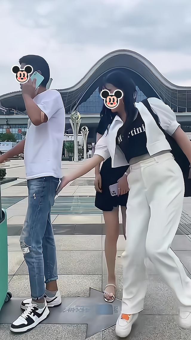 女子和闺蜜从车站出来，闺蜜拍了男子的臀部后就逃跑，让她被误会