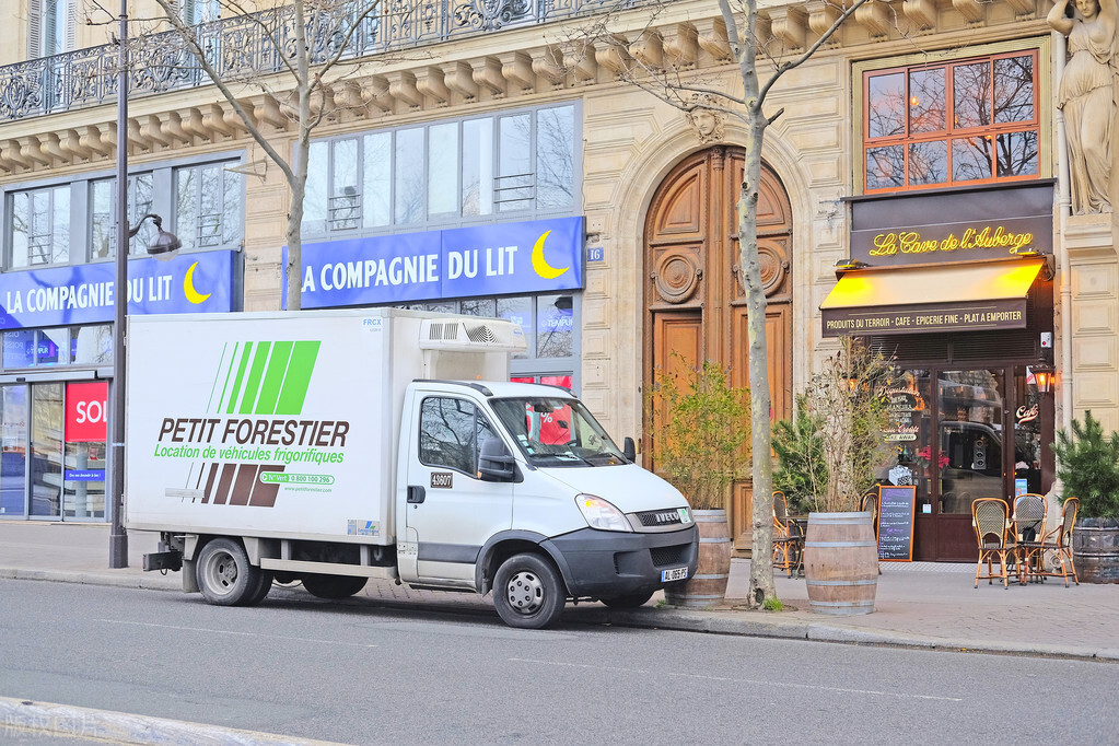 法国香水是什么快递运送到中国的需要多少钱多久时间可以寄到