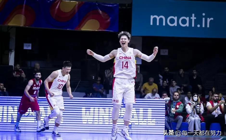 中国男篮大胜伊朗男篮王哲林,周鹏顾全伊朗亚锦赛