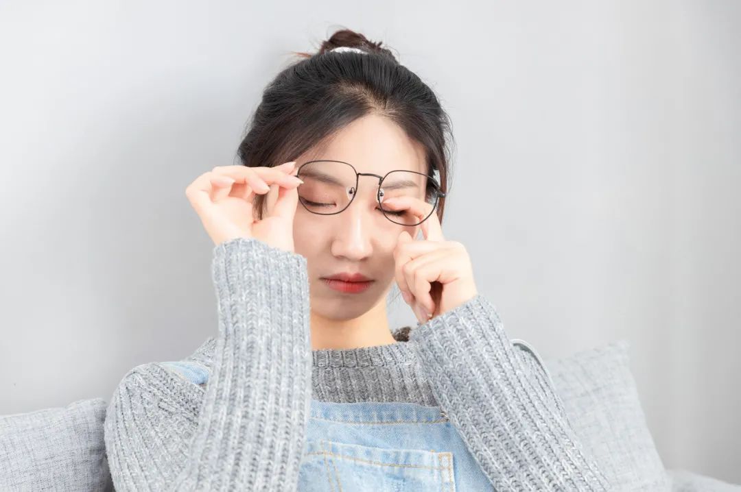 眼镜怎么调整总感觉是歪的,为什么眼镜总是歪的怎么修