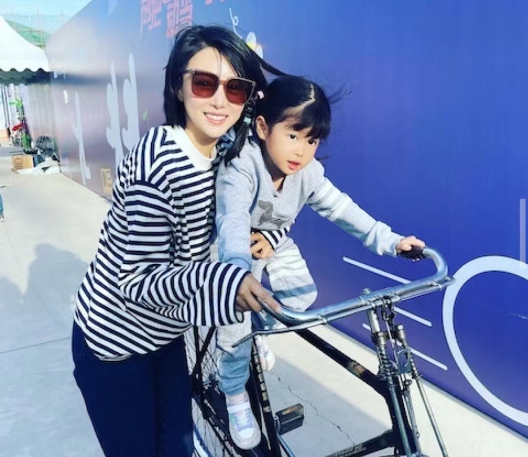 好心做坏事！TVB前女星带女儿郊外大量放生牛蛙，被网友批没常识