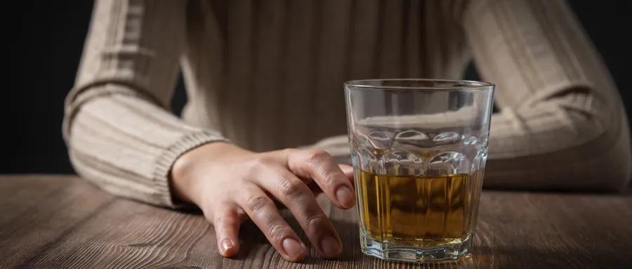 国民女神被扒“买假货”：从顶流到查无此人，虚荣心摧毁一个人