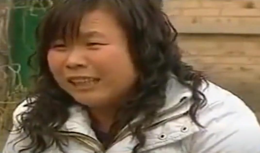 08年,河北女孩“瘫痪”卧床20年,姐姐安上监控后,戳穿多年*局骗**