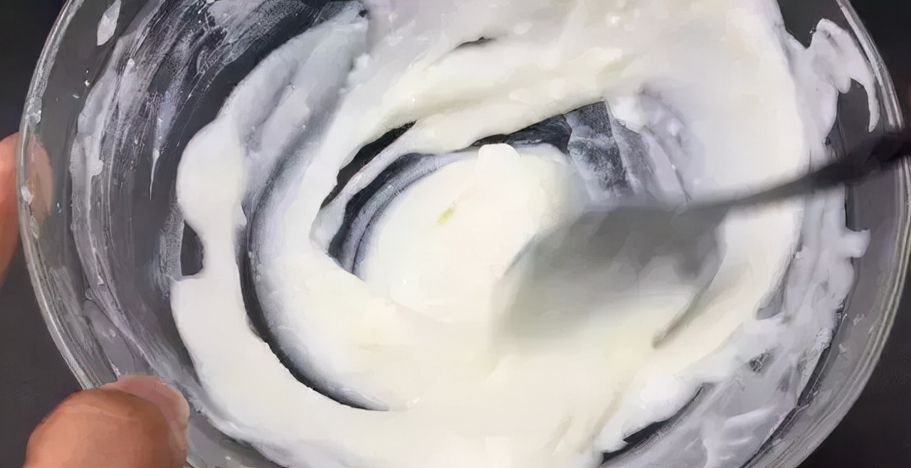 怎么洗发黄的羽绒衫,白色羽绒服洗了会发黄怎么回事