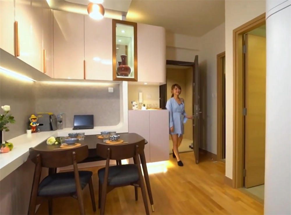 香港一家4口居住110尺劏房,香港一家五口住在豪宅