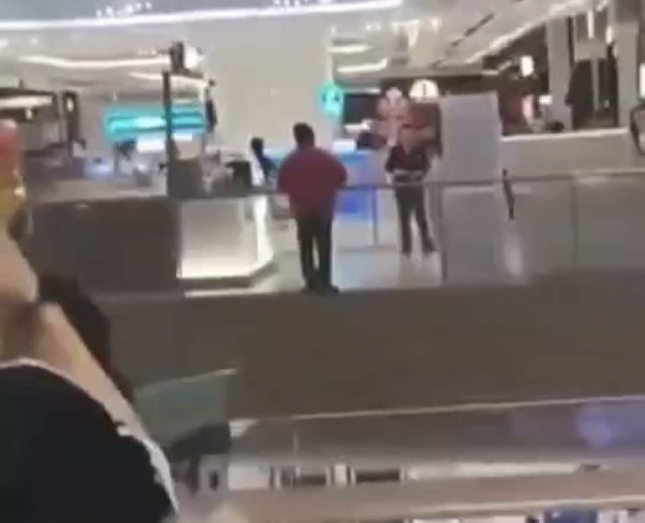 上海一男子商场坠亡砸中女子,上海一男子坠亡砸中女子