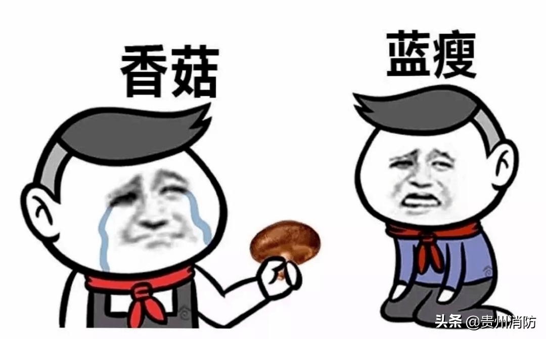 两辆大货车发生相撞事故后侧翻,两辆大货车相撞车头撞废