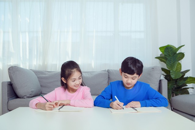 怎么让孩子脱离自卑更自信,如何引导孩子走出自卑走向自信