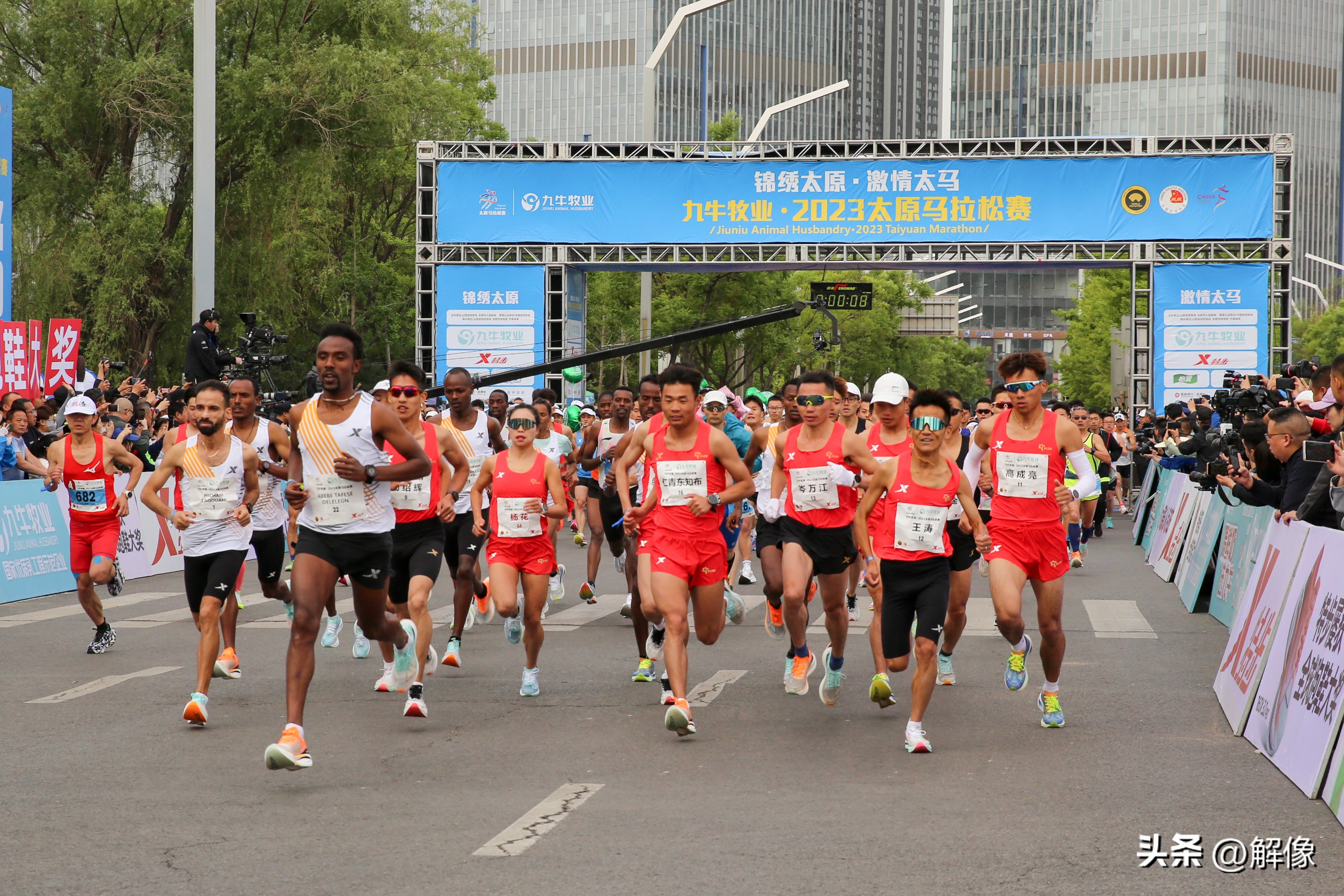 太原马拉松开赛：埃塞俄比亚选手夺冠，杨绍辉打破中国籍赛会纪录