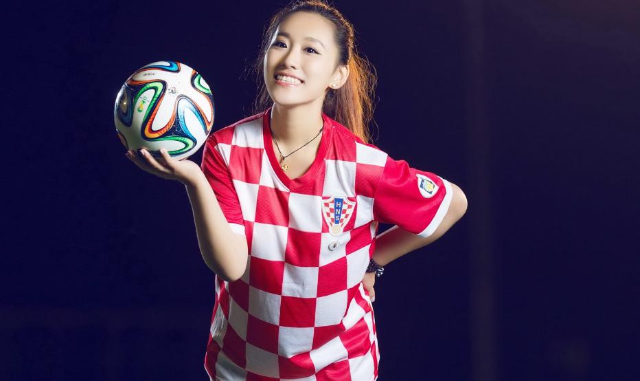 除了赏心悦目，足球宝贝在比赛起什么作用？为何球迷那么喜欢她们