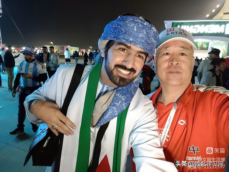 球迷王子与中国象棋冠军褚宸女士在卡塔尔世界杯