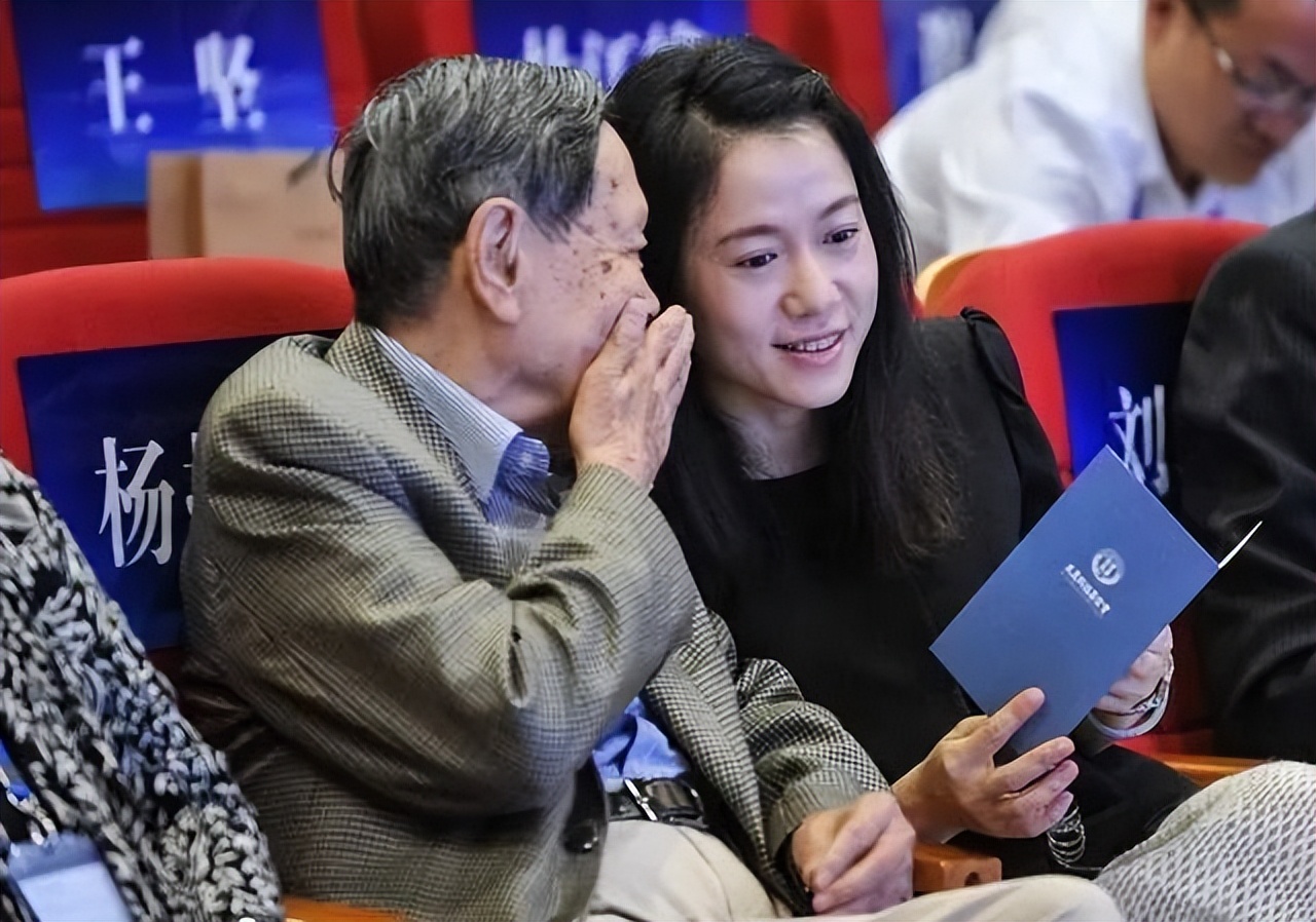 翁帆28岁嫁给82岁杨振宁的原因,杨振宁哪年娶的28岁翁帆