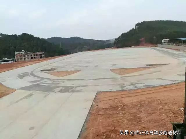 透气型塑胶跑道工艺流程,透气型塑胶跑道翻新