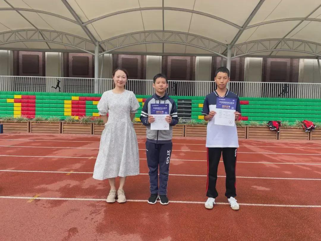 拿奖到手软的学生,拿奖状拿到手软