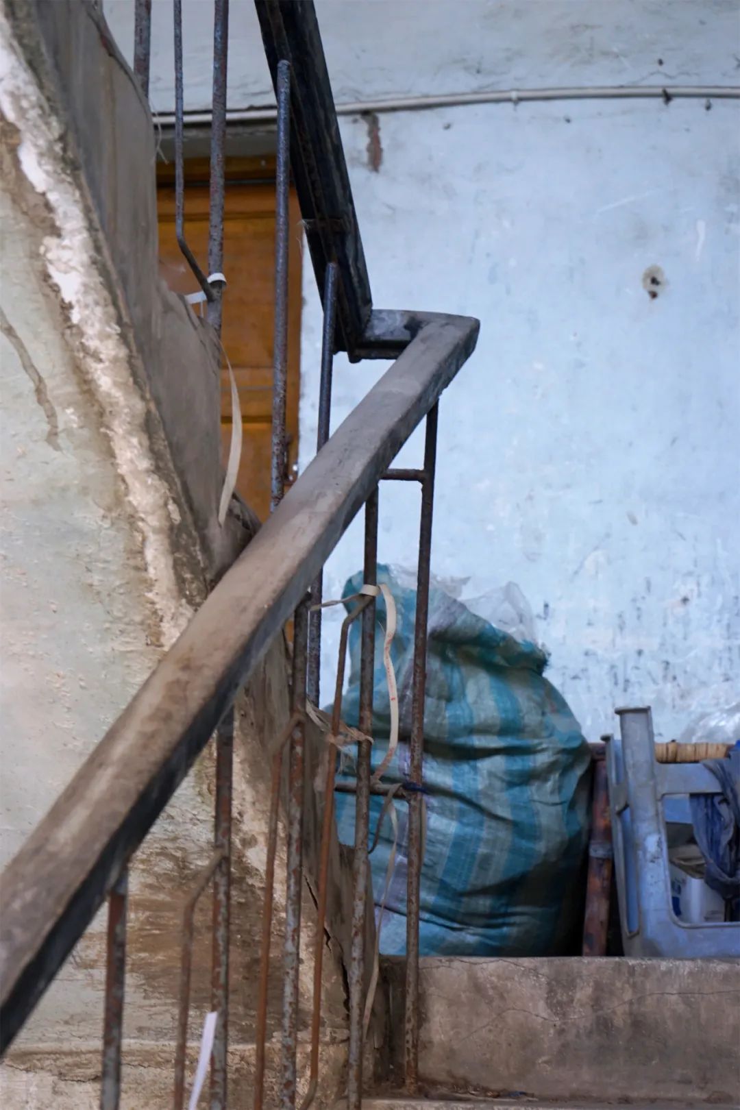 穿越五块石的百米窄巷，打开铁半城的光