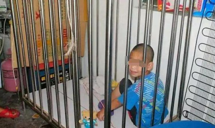 母亲把儿子关在小屋里23个月,母亲将儿子关笼子15年