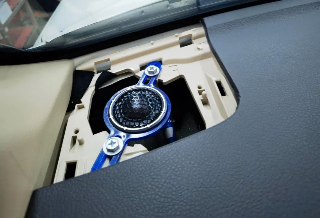 越野的旅途怎么能少了音乐的陪伴？丰田酷路泽音响升级