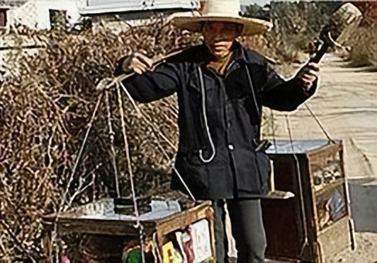 赚点蝇头小利，60年代卖货郎手摇拨浪鼓走街串巷，遇大雨天睡牛屋