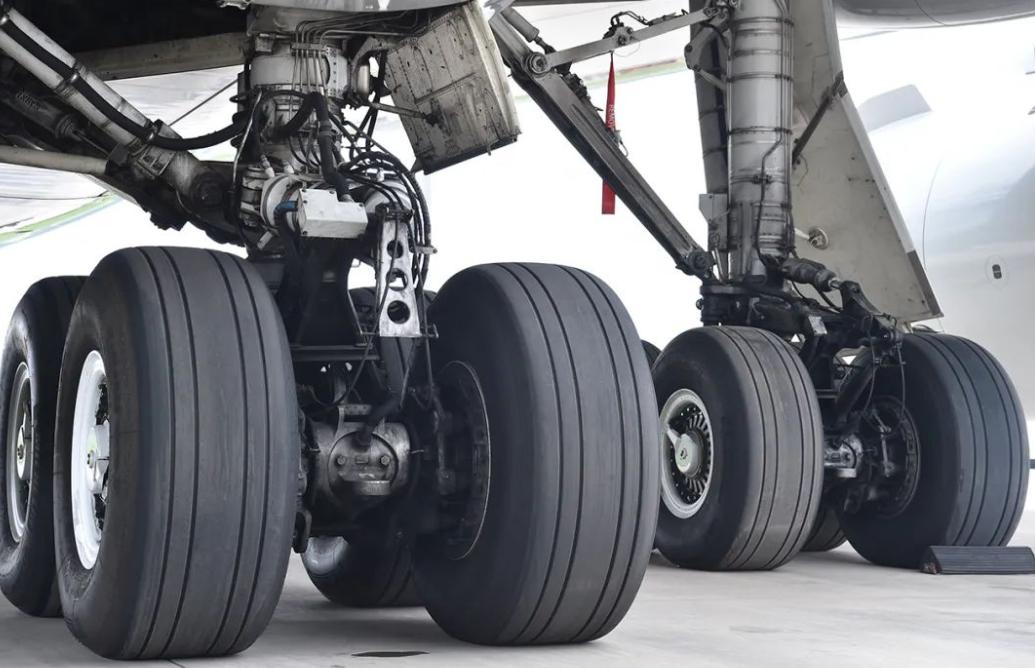 如何维护飞机轮胎以应对极重着陆,飞机着陆轮胎原理