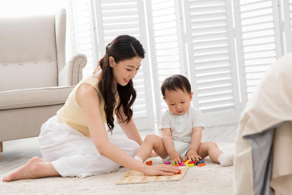 宝宝为什么会乳头内陷，能用手挤压吗？