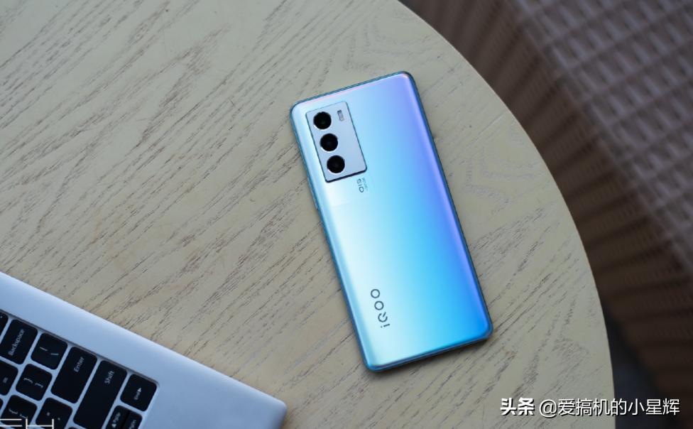 iqooneo5se和iqooneo5哪个好,vivoiqooneo5和vivoiqooneo5s