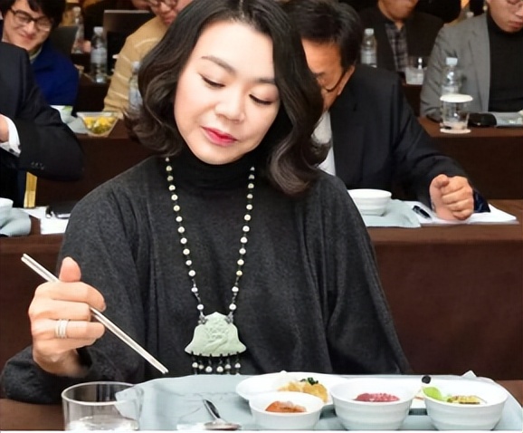 韩国财阀家族，姐姐逼停飞机妹妹水泼员工，原来和母亲息息相关