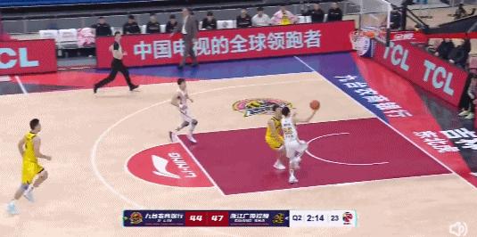 多米尼克琼斯10000分颁奖,制霸内线胡金秋半场砍下16分7篮板