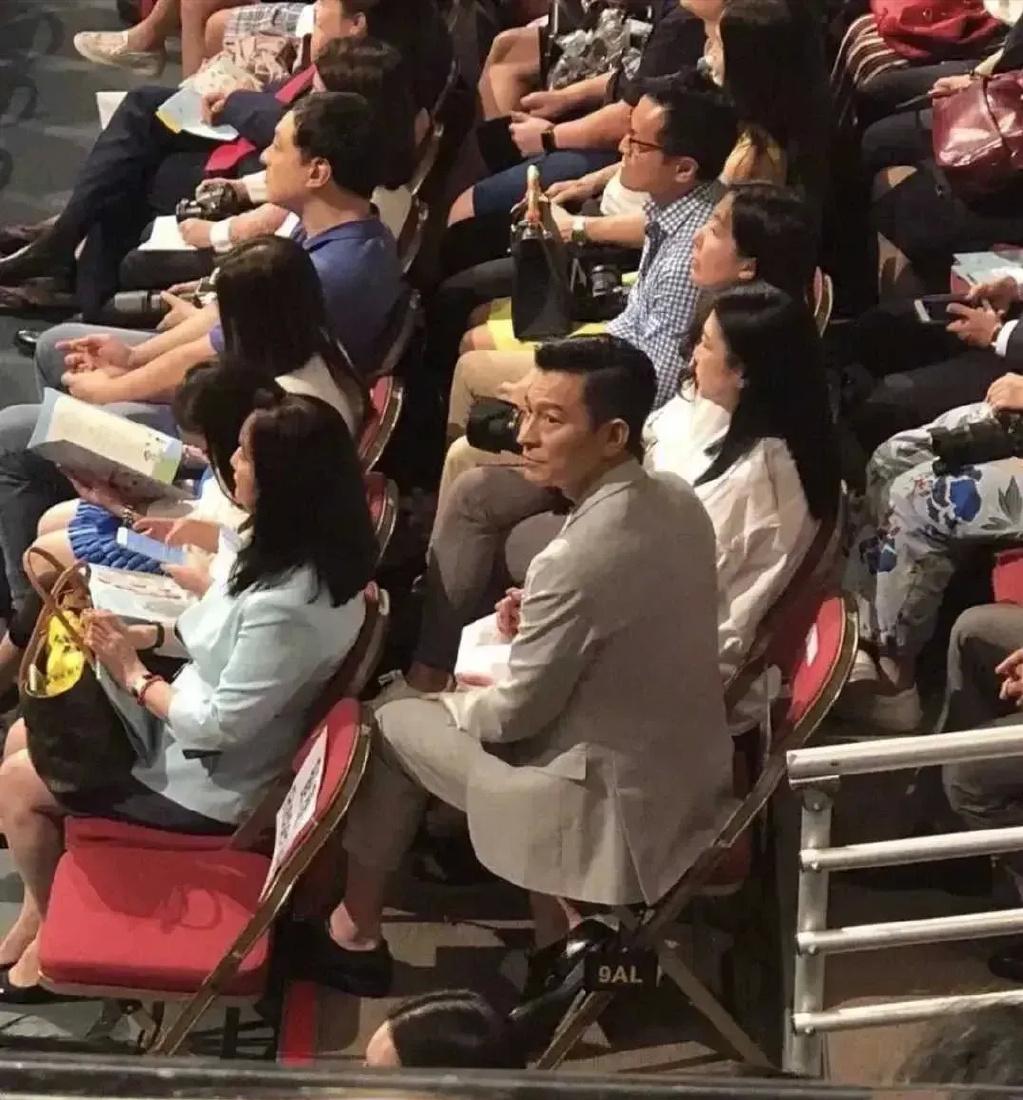 刘德华谈小孩上学,刘德华亲自送女儿上学