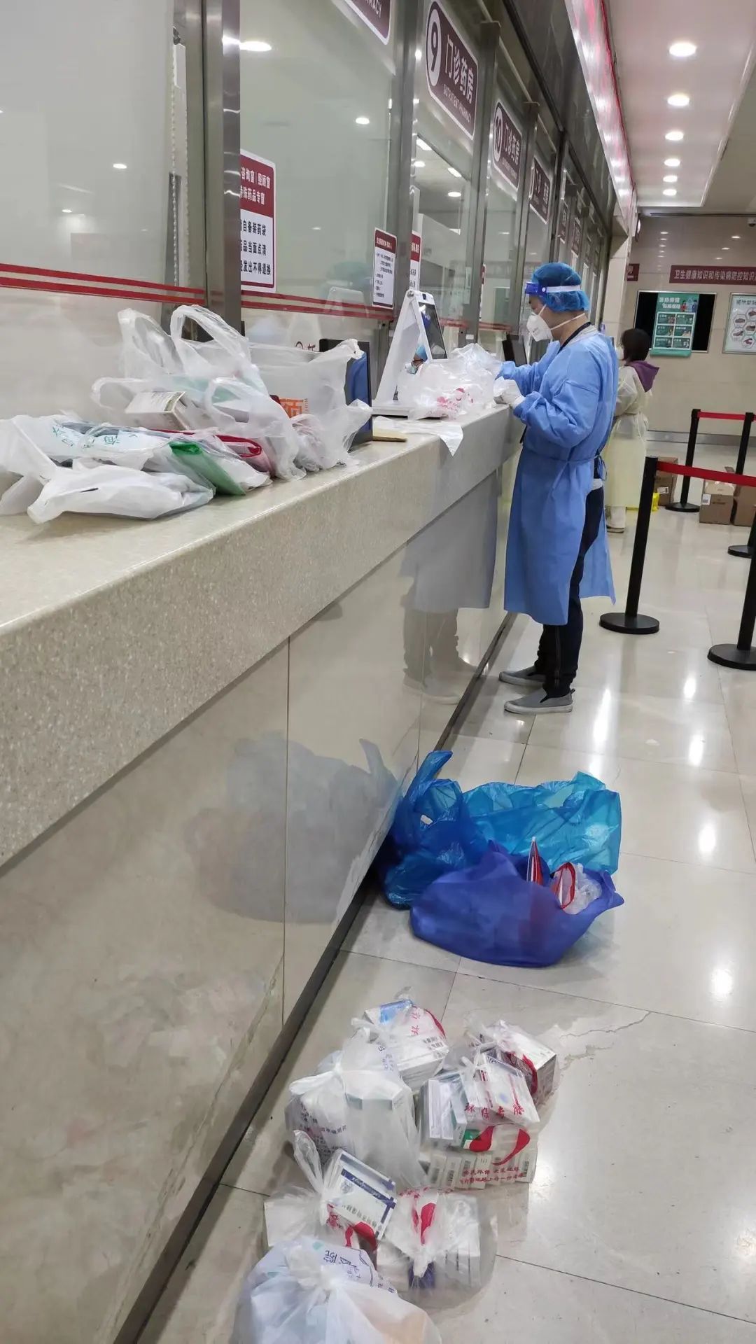 【社区帮困先锋队】“警”锐出动！长风这位“大白”闪着金色微光