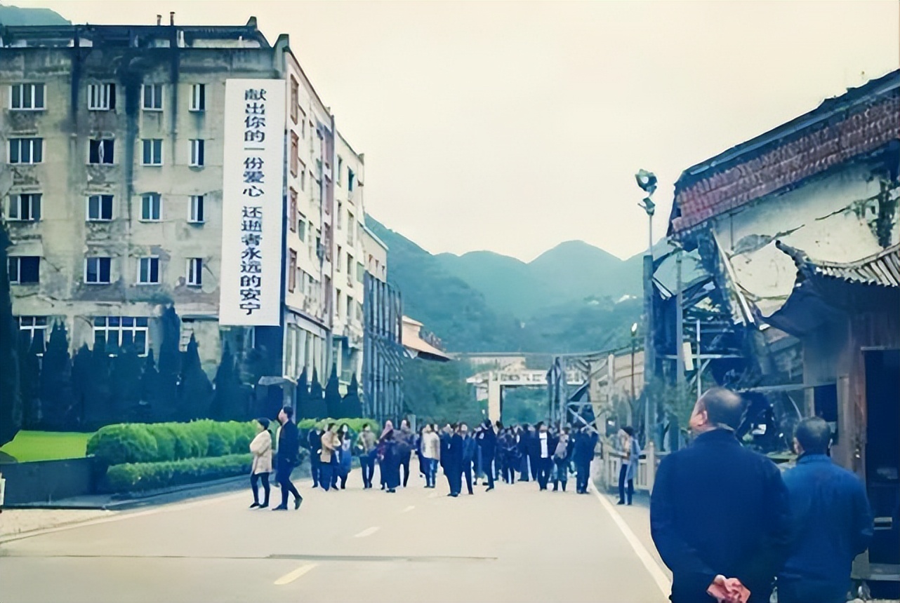 毛主席开会没烟了，看*先念李**抽雪茄，问：这么好的烟，咋不告诉我