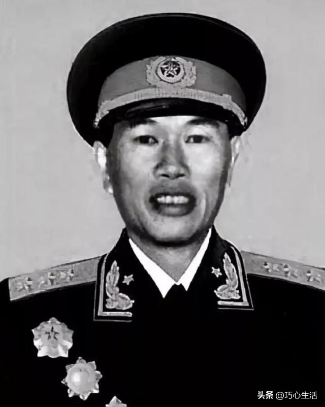 1977年邓华重回部队，*国锋华**让他提要求，邓：快把洪学智弄回来吧