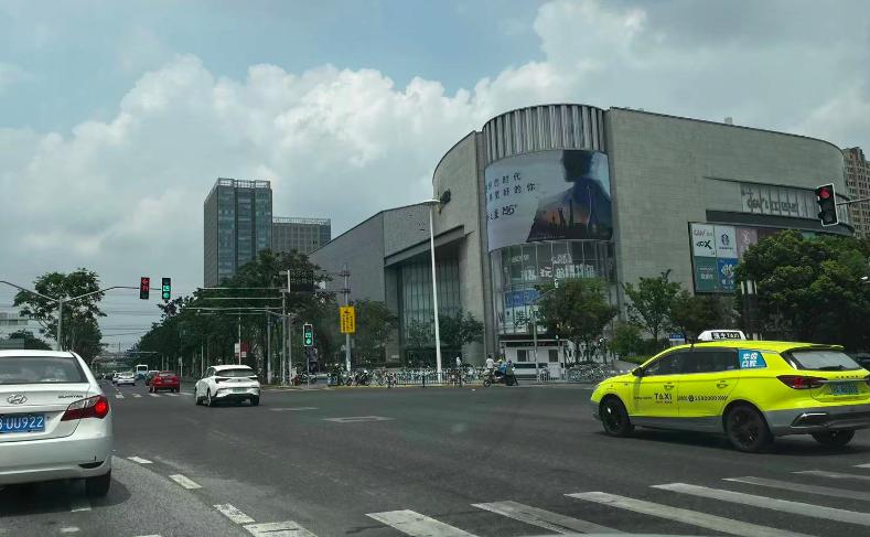 上海繁华地段的老破小,上海繁华地段和贫民区对比照