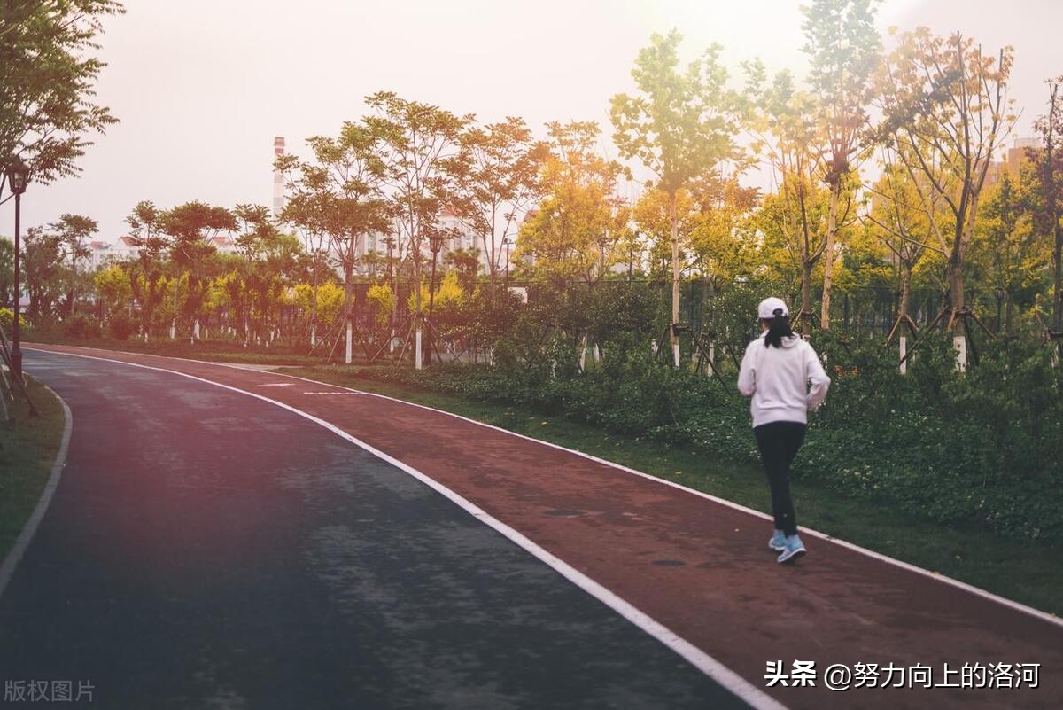 如何避免跑步机跑步时伤害膝盖,跑步膝盖受伤是什么症状