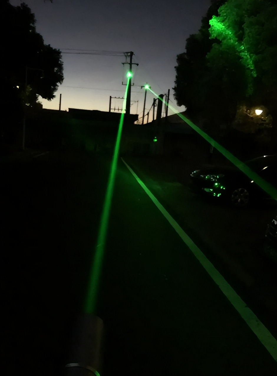 国外小伙自制高性能无人机,激光除草机器人