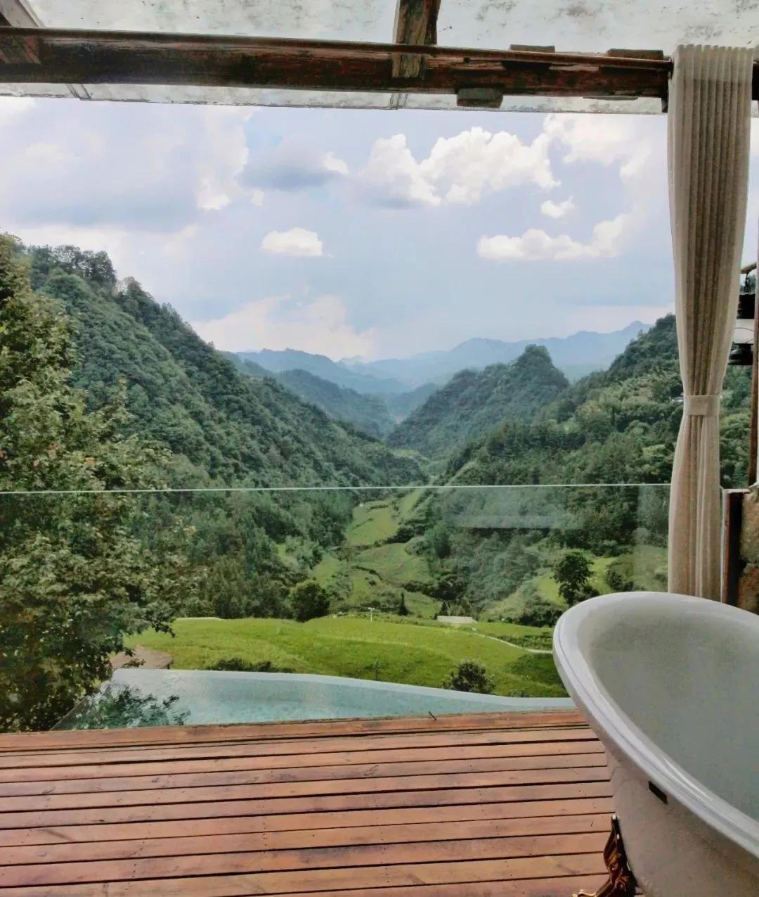 神仙眷侣辞掉高薪工作，爆改废弃山谷，悬崖高空造无边恒温泡池