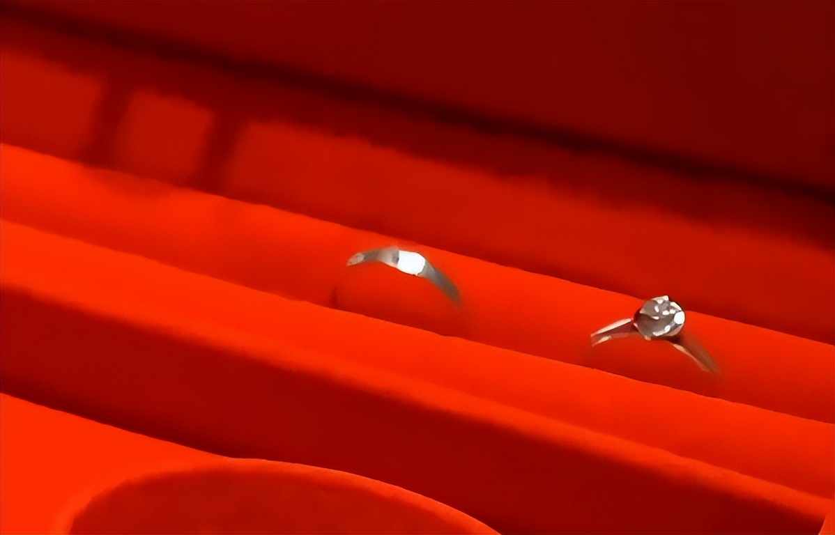 男子2000买三金,足金换18k金感觉被骗了怎么办