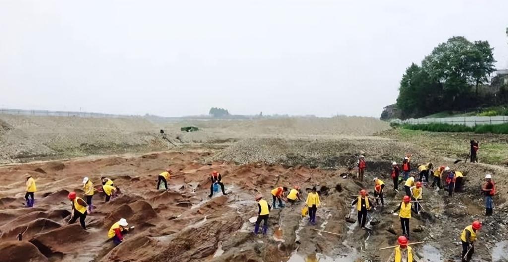 男子在江中捡到金锭,村民河边捡到金子价值3亿