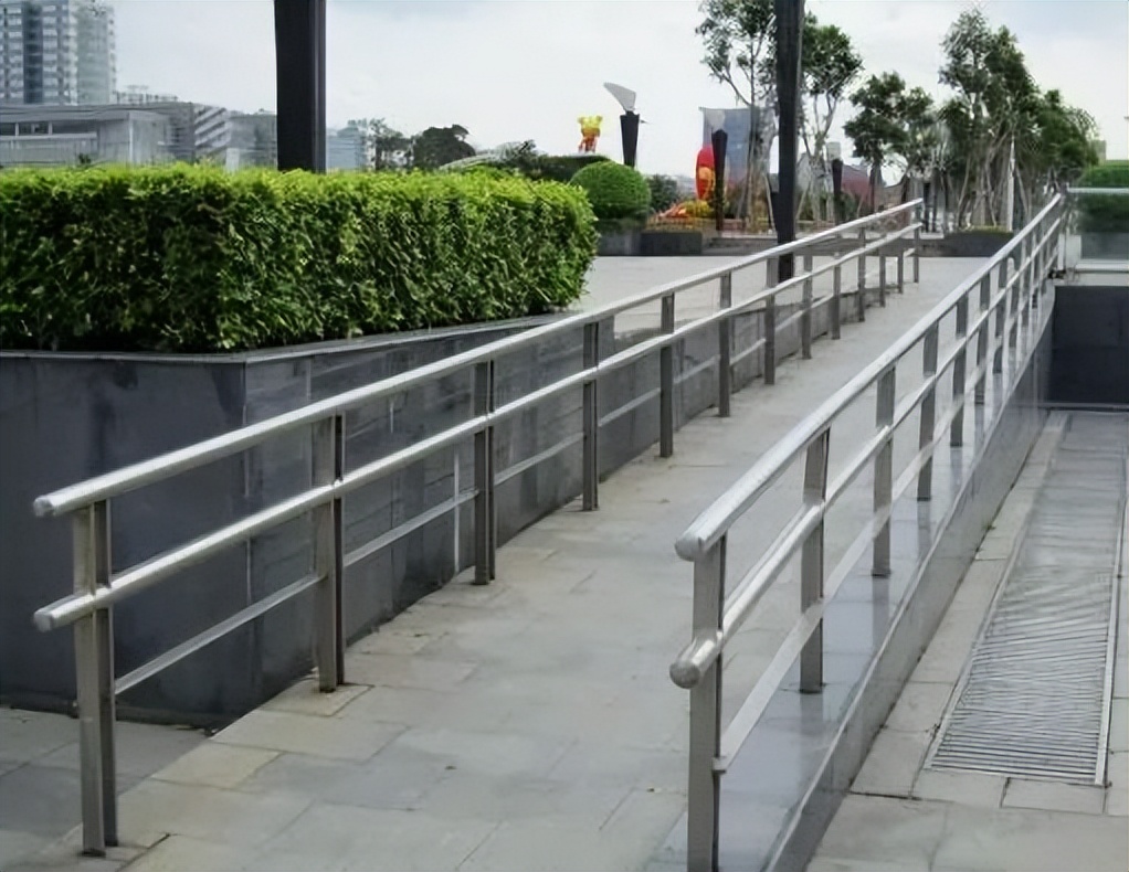 阳台不锈钢304护栏多少钱一米,不锈钢护栏哪种好看又安全