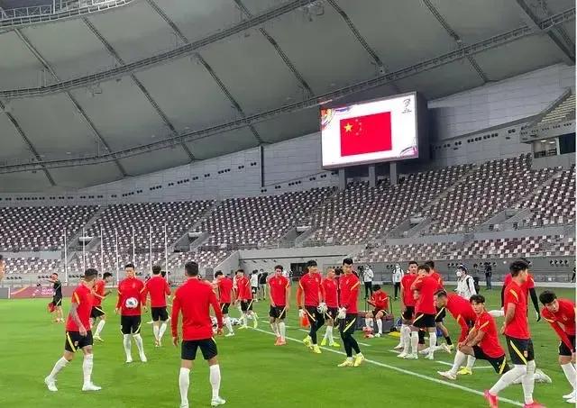 浅析国足如何解决中场盯人不紧、出球不畅的问题