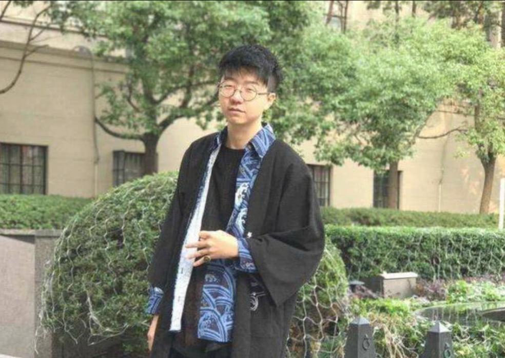 李诞吐槽娱乐圈夸人虚伪,李诞说站着挣钱还是跪着挣钱