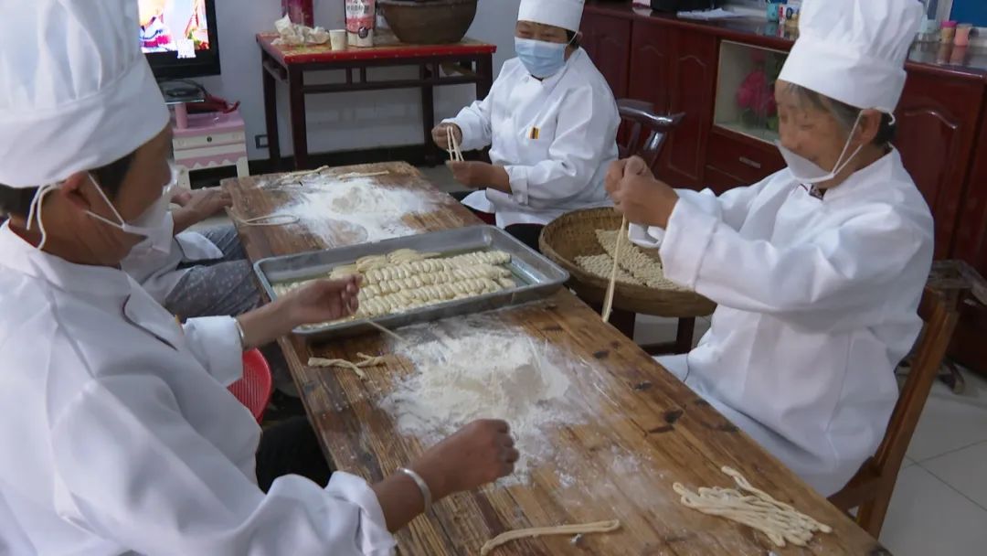 麻花小作坊加工,回民街手工小麻花