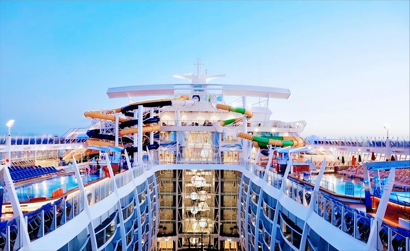 造价超13.5亿美元，可容纳8800人的油轮，如同一座移动的海上城市