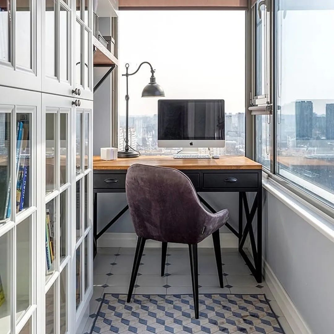 家里阳台怎么像露营感觉,阳台既能晾衣服也能当临时卧室