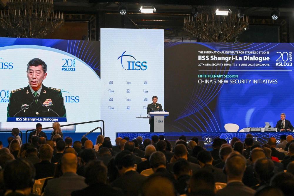 解放军万吨巨舰，开往菲律宾，中国用军事外交，打开南海新格局