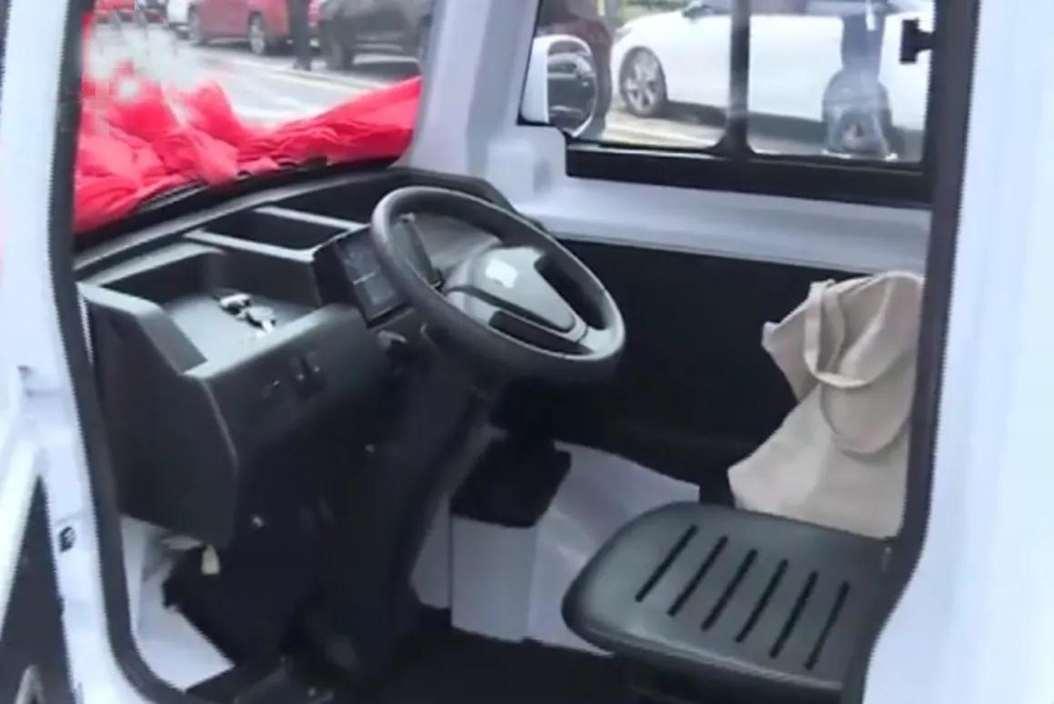 快递小哥的福音，顺丰委托奇瑞定制专属logo的“小蜜丰”快递车