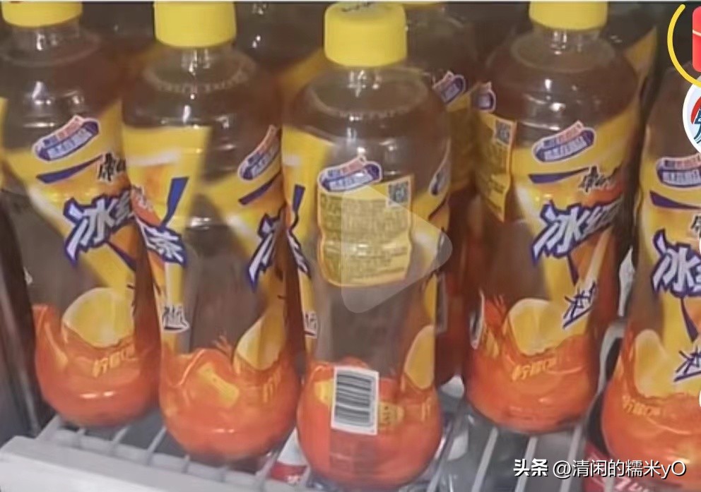 男子一口闷冰镇红茶后狂吐,男子喝冰红茶狂吐1000