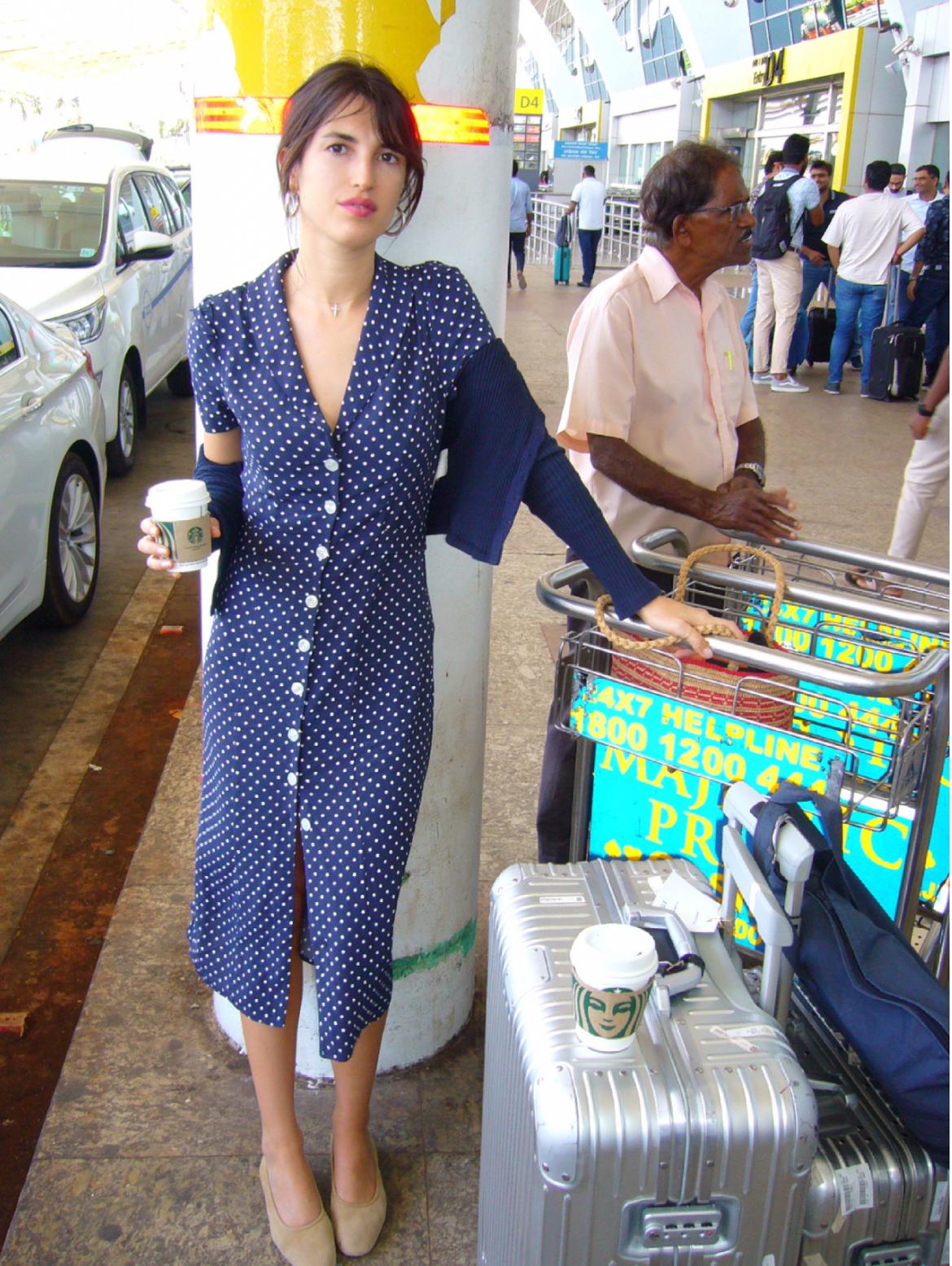 女人上了年纪少穿黑白灰,女人过了40岁就不要穿黑白灰