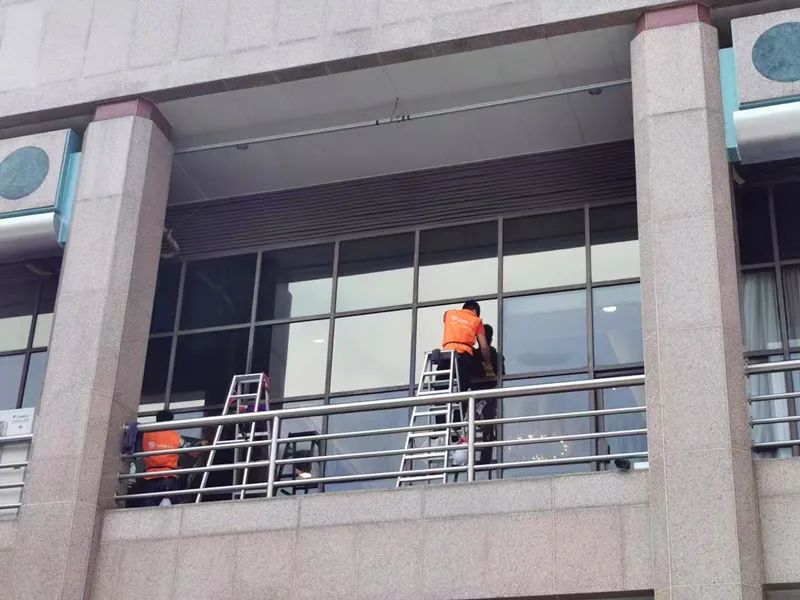 家用窗户用贴隔热膜,贴家用窗户玻璃膜怎么贴