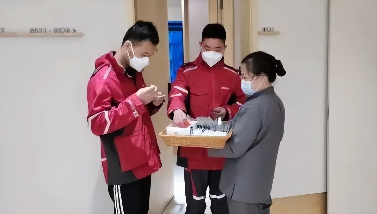 京东3246名快递小哥援沪,援沪快递小哥深夜拿着行李