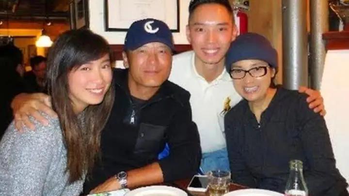 苗侨伟定居加拿大曝近况！携妻子惬意吃大餐，仍高大儒雅不似64岁